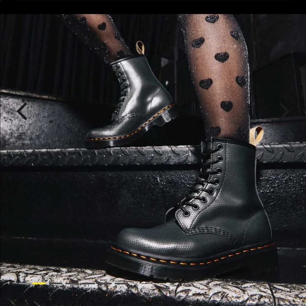 Dr Martens VEGAN 1460 METALLIC EMBOSS LACE UP BOOTS - NO BOX - Picture 1 of 11